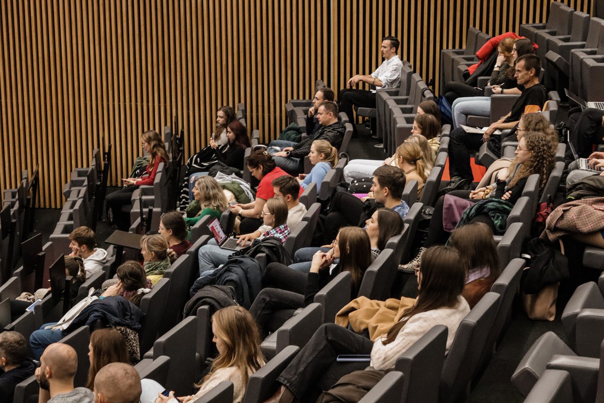 Pedagogická fakulta Univerzity Palackého (@fakultav) on Twitter photo Díky <a href="/ebezpeci/">E-Bezpečí</a> u nás odstartoval Týden pro Digitální Česko pod záštitou <a href="/PiratIvanBartos/">Ivan Bartoš</a>. Přednáška o rizicích spojených s generativní umělou inteligencí se věnovala aktuálním tématům – potenciálně rasistickému chování AI, tvorbě dezinformací nebo pornografie aj. Díky <a href="/kopeckyk/">Kamil Kopecký #ebezpeci #AI #cyber</a>! Díky <a href="/ebezpeci/">E-Bezpečí</a> u nás odstartoval Týden pro Digitální Česko pod záštitou <a href="/PiratIvanBartos/">Ivan Bartoš</a>. Přednáška o rizicích spojených s generativní umělou inteligencí se věnovala aktuálním tématům – potenciálně rasistickému chování AI, tvorbě dezinformací nebo pornografie aj. Díky <a href="/kopeckyk/">Kamil Kopecký #ebezpeci #AI #cyber</a>!