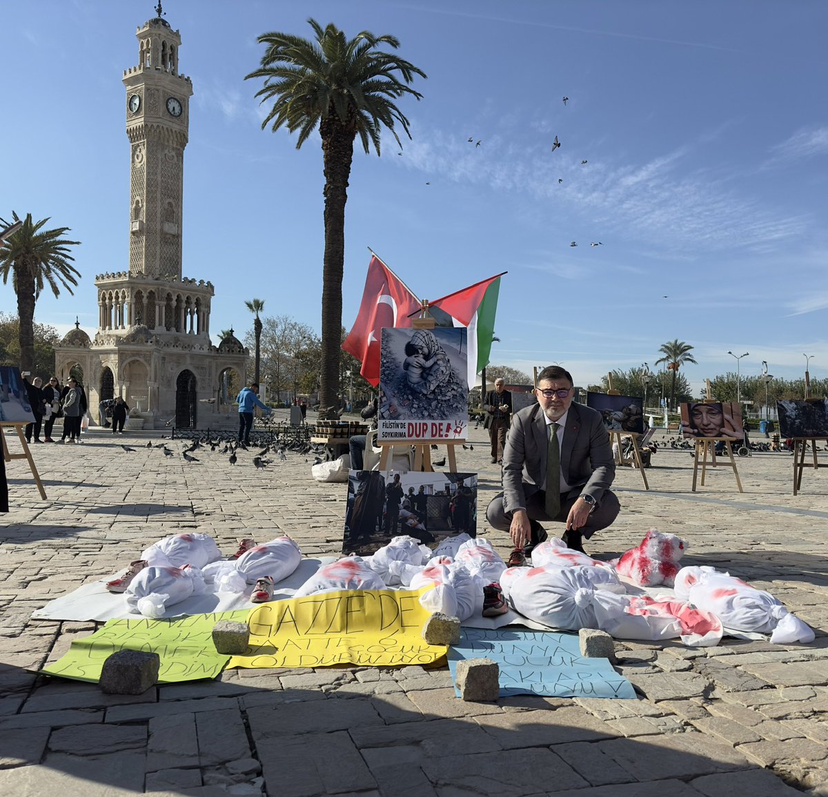 Bilalsaygili's tweet photo. 📍Konak Meydanı

Filistinli kardeşlerimiz için “Konak Gazze Meydanı” meydan nöbeti eyleminde bulunan İzmir Sivil Toplum Kuruluşları Platformu (İSTOK)’un kıymetli temsilcileriyle bir araya geldik. Dokuz Eylül Gençlik Derneği tarafından Gazze yararına düzenlenen kermesi ziyaret ettik. 

Filistinli kardeşlerimizin yaşadığı büyük acıları yüreğimizde hissediyoruz.
Gazze’deki katliama karşı çıkmayı ve Filistin halkının haklı davasını desteklemeyi sonuna kadar sürdüreceğiz. 🇹🇷🇵🇸