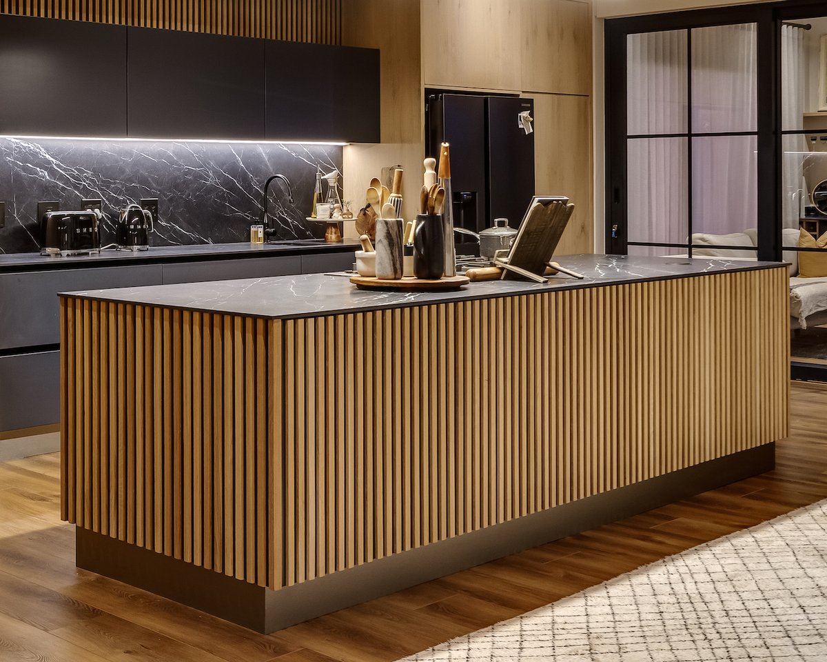 InterslabZA's tweet image. Step into the epitome of modern luxury with this #kitcheninstallation featuring #InfinitySurfaces #PietraGrey. Exude sophistication by pairing this colour with light wood details. See more of Pietra Grey: bit.ly/InfinitySurfac… #interslab #infinitysurfacesza #kitchendesign