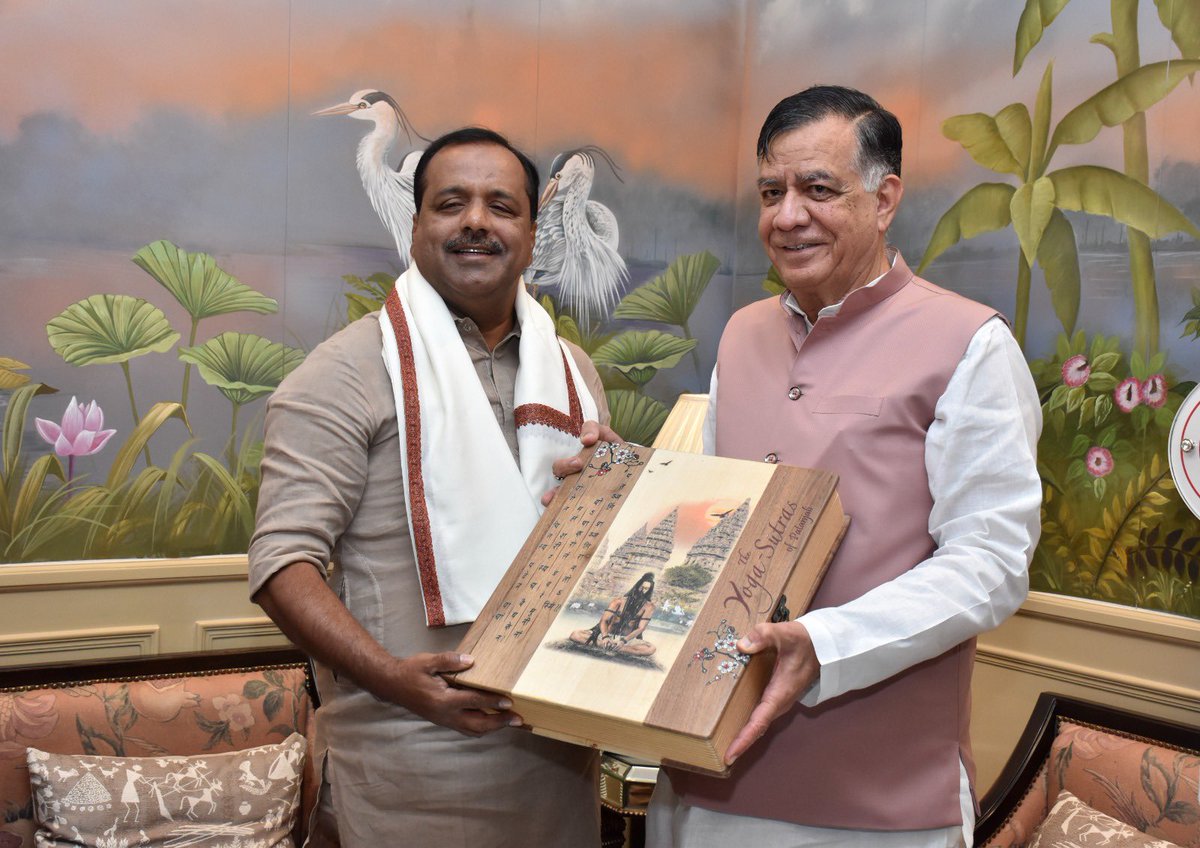 Satishmahanaup's tweet photo. आज विधानभवन में कर्नाटक विधानसभा अध्यक्ष श्री @utkhader जी ने आत्मीय भेंट कर विधानभवन परिसर एवं गलियारे में लगे स्मृतिचित्र,विधायी डिजिटल वीथिका,नवीनीकृत कॉरिडोर एवं सत्ता पक्ष लॉबी के बारे में उत्सुकतावश जानकारी ली। https://t.co/tMiIz9zw2A