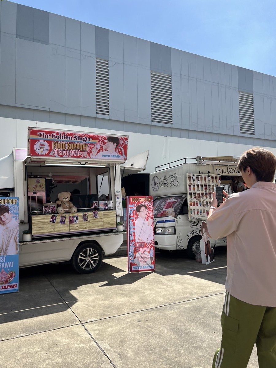 GoldenSinger31's tweet photo. จัดเต็ม 5 คัน! ขอบคุณสำหรับ Food Support แสนอร่อยนะคะ #TheGoldenSinger #KristPerawat #ยูยู่ของคุณพี https://t.co/CaC4NHbvG8