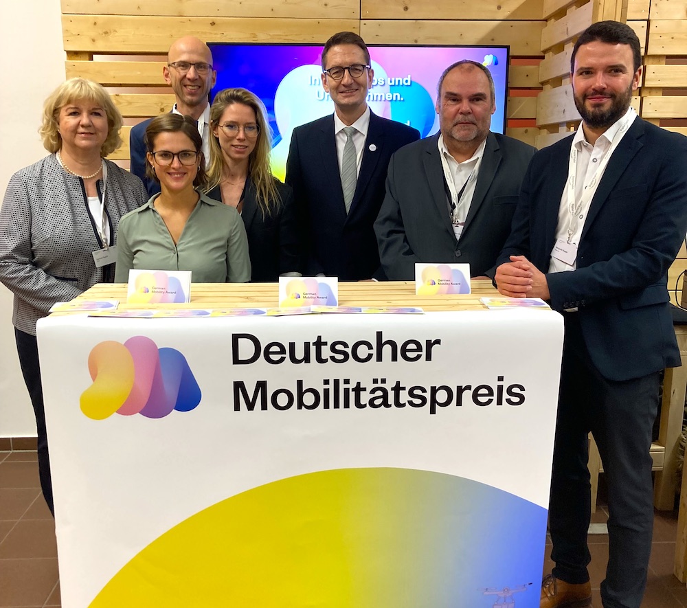 DMP_innovativ's tweet photo. Wir sind mit dem Deutschen Mobilitätspreis in Jena beim Digital-Gipfel des @BMDV und @BMWK! Wir freuen aus auf den Austausch und die Ideen rund um das Thema digitale Transfomation! #dmp23
📍 20.11.-21.11. am Digitalgipfel Jena, Stand 212 ➡️https://t.co/wzIdSUQ2Pz https://t.co/CsWGhY1yTi
