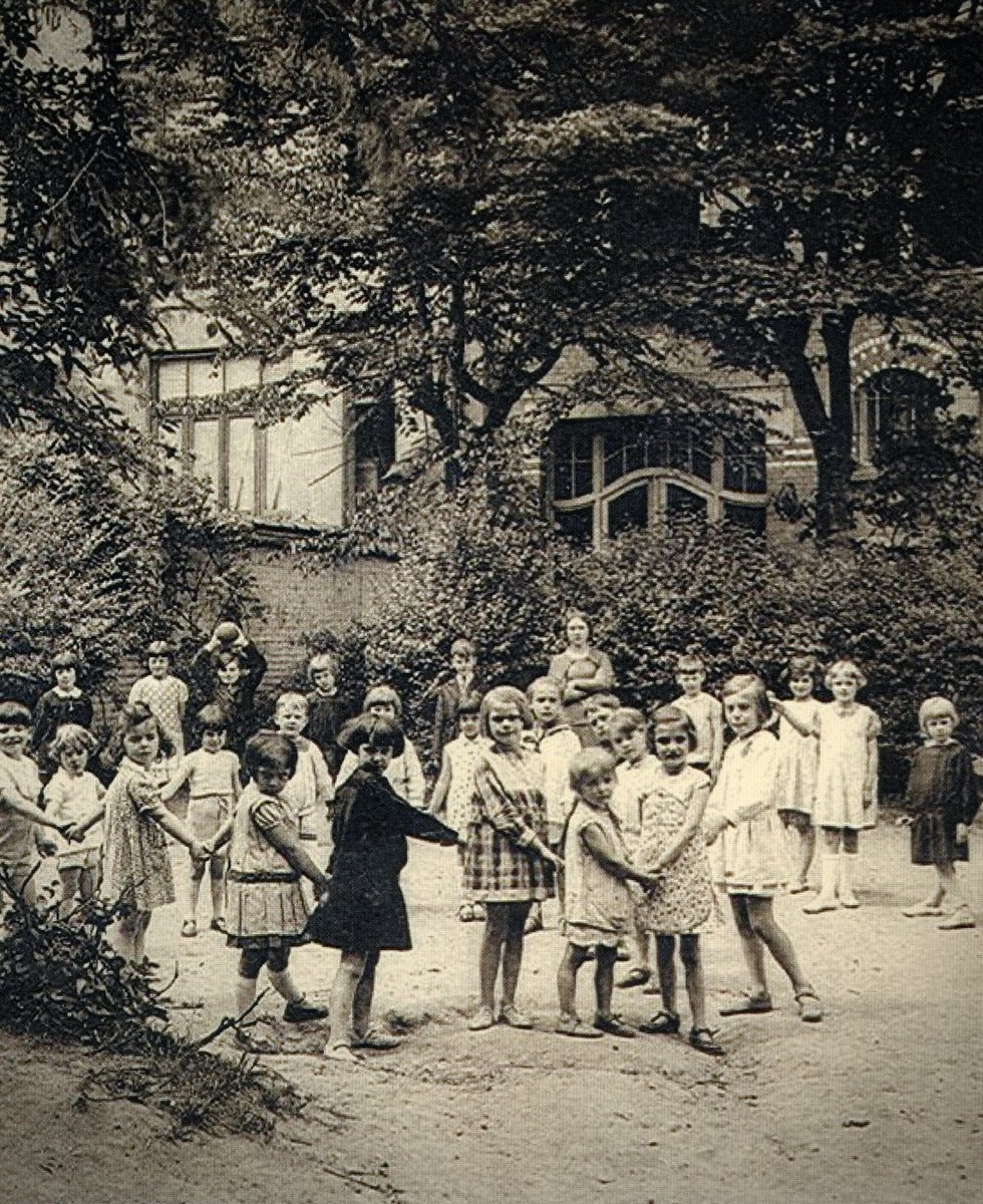 Historian <a href="/Kesteloot7/">Chantal Kesteloot</a> relates what everyday life was like in Brussels
<a href="/david_labi/">David Labi</a> meets Frédéric Dambreville, author of a book about the Jewish children hiding in a Brussels boarding house