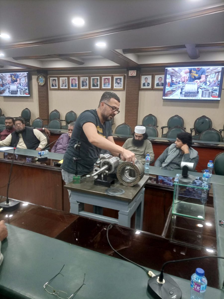 SalmanZaffar1's tweet photo. Turkish motor association EMOSAD's rep @gndzhll Halil Gündüz explains what must be considered while producing standard efficiency motors at a workshop at Gujranwala Chamber of Commerce this Saturday @sama_verte @CLASPappliances https://t.co/FrlgfInSiy