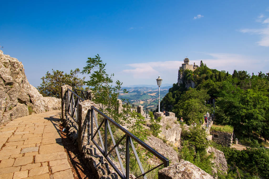 Non eravamo mai stati a San Marino che si presenta come un borgo medioevale con fortificazioni, torrette panoramiche, chiese, musei e...tante salite. 😄 Venite a scoprirla con noi: assaggidiviaggio.it/2023/11/cosa-v…