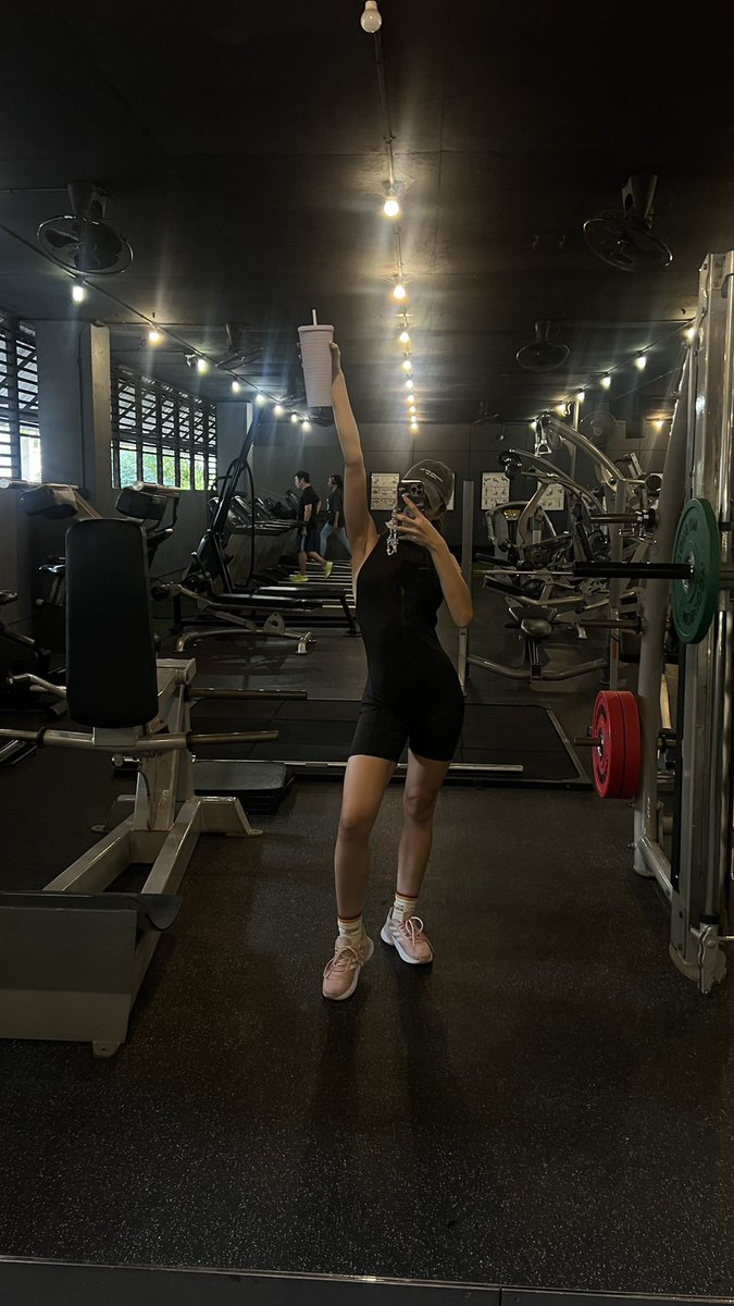 Nesamahmoodii's tweet photo. just 5 kg and im down? no that’s not me 😭 https://t.co/z4dHpDBP77