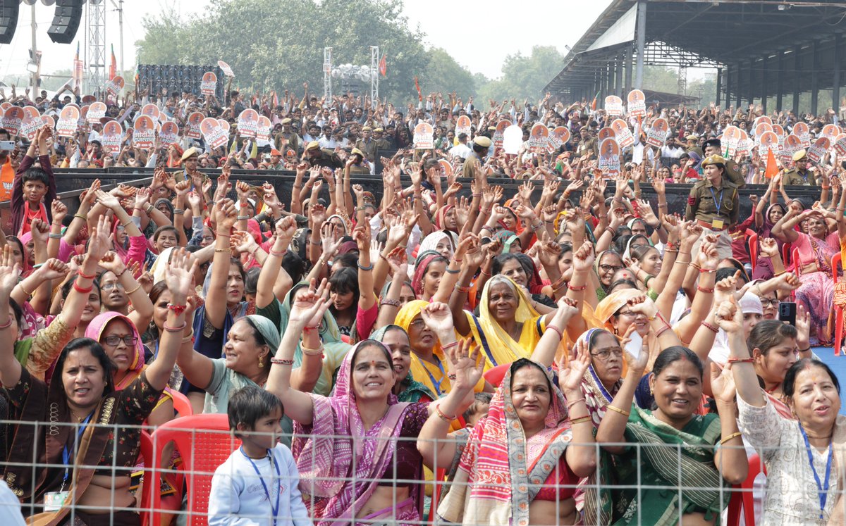 narendramodi's tweet photo. बारां में उमड़ा जनसैलाब इस बात का संकेत है कि राजस्थान में परिवर्तन की भावना कितनी प्रचंड है। https://t.co/ss4cDC3twA