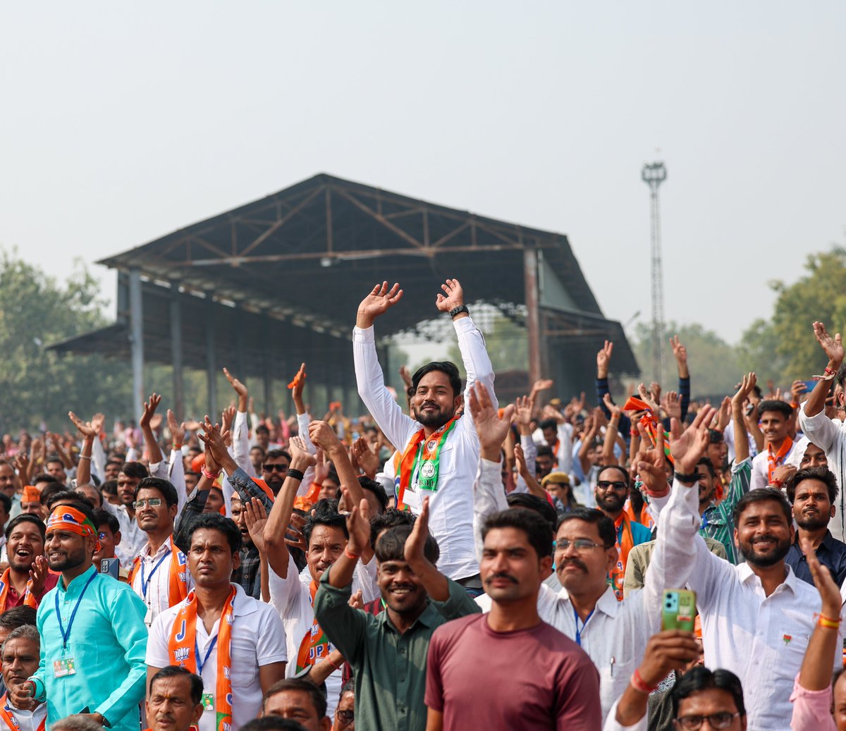 narendramodi's tweet photo. बारां में उमड़ा जनसैलाब इस बात का संकेत है कि राजस्थान में परिवर्तन की भावना कितनी प्रचंड है। https://t.co/ss4cDC3twA