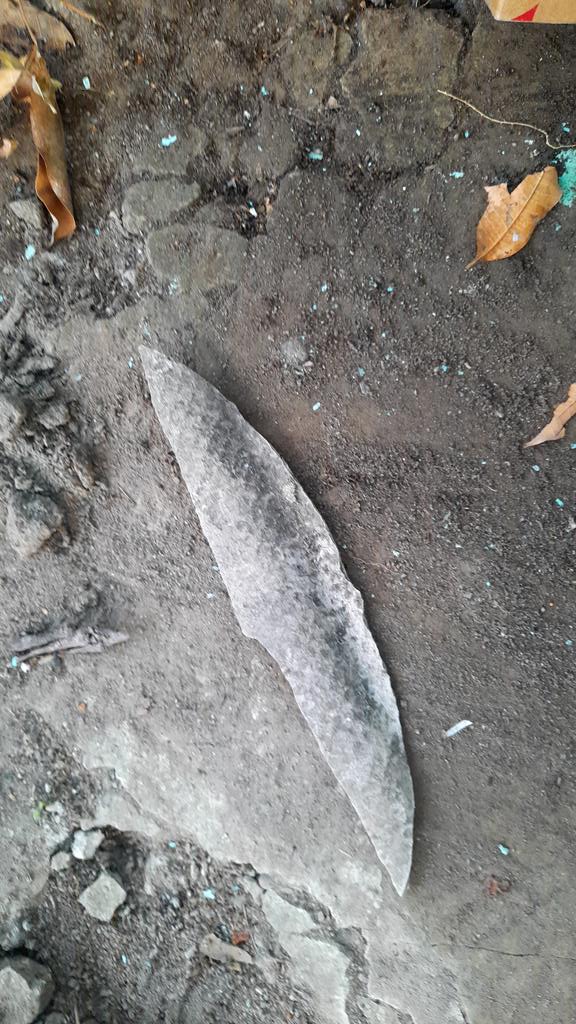 nasidaruratJogj's tweet photo. #oot pecahan asbes sepertinya sepele, tp sebenarnya sangat berbahaya buat kesehatan. 

plis jangan sering² bersentuhan langsung sama asbes kek gini, apalagi yg udah pecah.

kalau partikelnya sampai terhisap, serat asbes yg mengendap di dalam paru-paru baru menimbulkan gejala dlm jangka waktu 10-50 tahun.