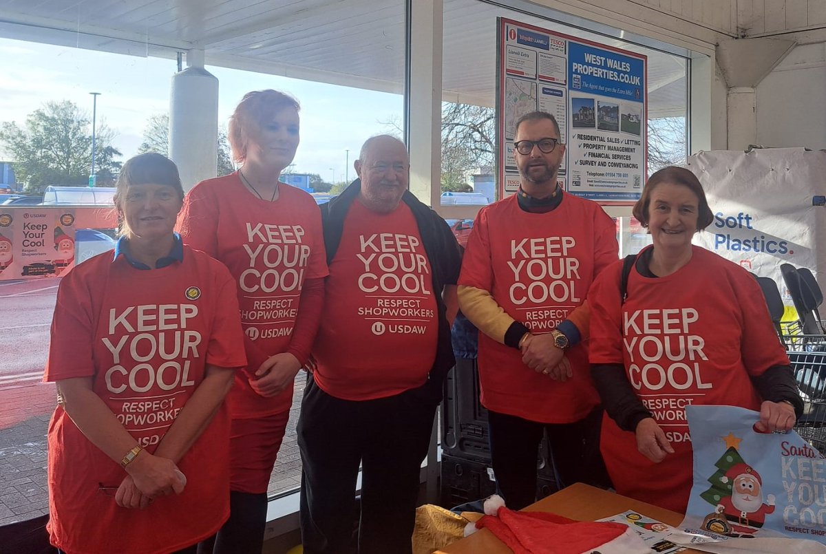 NiaGriffithMP's tweet photo. Local shopworkers continue to suffer from abuse, violence and threats on an all too regular basis.
Last week I joined with staff at Tescoβs in Trostre to help raise awareness of @UsdawUnion's #FreedomFromFear #Respect23 campaign and its aim to stop this unacceptable behaviour. https://t.co/oYu1QmXvvZ