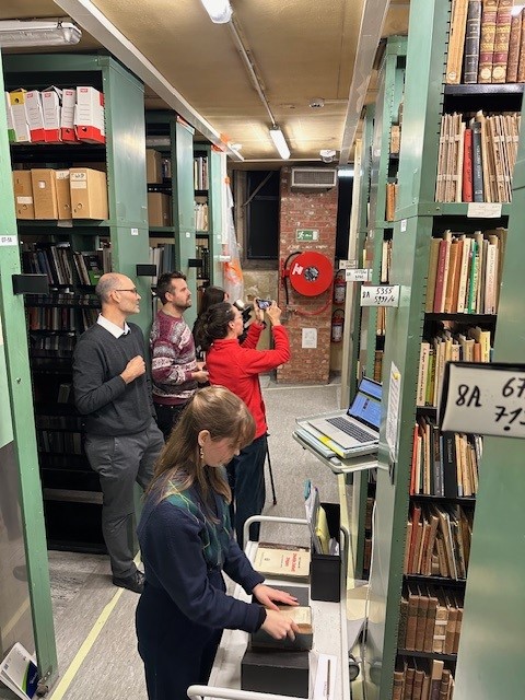 KU Leuven (@ku_leuven) on Twitter photo Vandaag vertrekt een eerste lading van 5000 boeken uit onze #KULeuven bibliotheken en <a href="/SpColl_KULeuven/">KU Leuven Libraries Special Collections</a>
naar @google voor digitalisering door Google Books. In totaal zullen de komende 2 jaar 70.000 📖daardoor digitaal doorzoekbaar 🔍worden.
Meer info 👇
bit.ly/3R4uZM5 Vandaag vertrekt een eerste lading van 5000 boeken uit onze #KULeuven bibliotheken en <a href="/SpColl_KULeuven/">KU Leuven Libraries Special Collections</a>
naar @google voor digitalisering door Google Books. In totaal zullen de komende 2 jaar 70.000 📖daardoor digitaal doorzoekbaar 🔍worden.
Meer info 👇
bit.ly/3R4uZM5