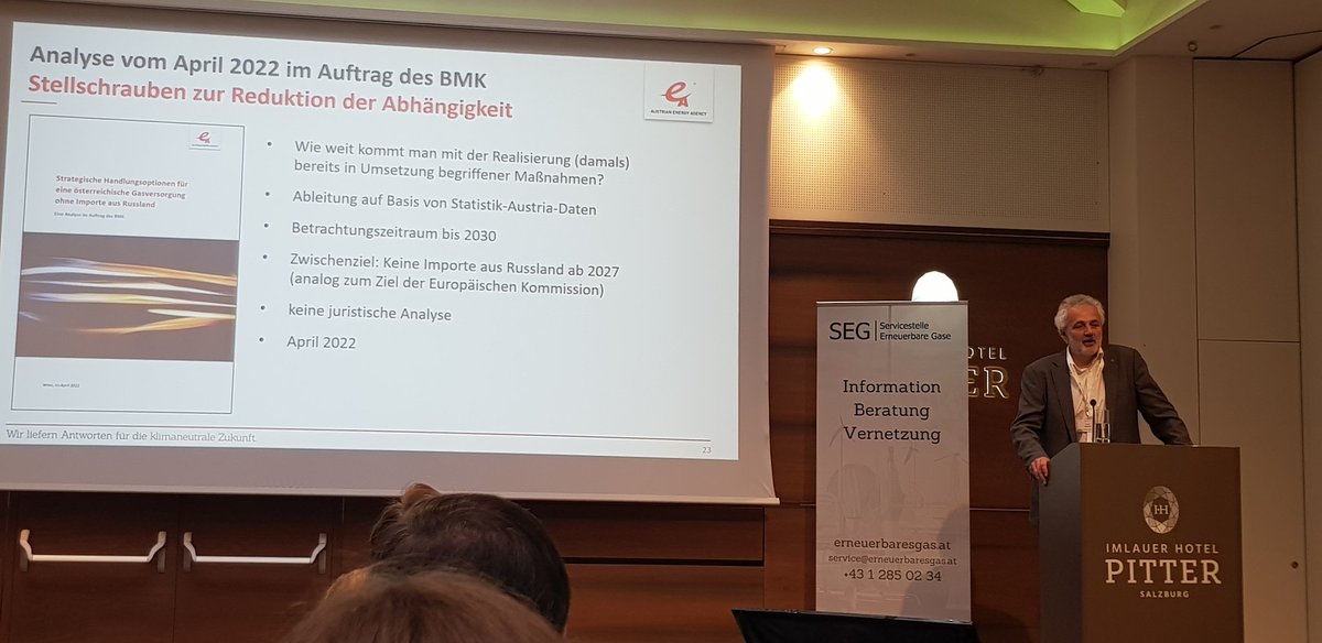 GuePauritsch's tweet photo. Franz Angerer, der GF der @at_AEA erläutert auf der ersten Jahrestagung der Servicestelle Erneuerbare Gase #SEG den Status Quo und die Zukunftsperspektiven für #Wasserstoff und #Biomethan in Österreich. https://t.co/EeXD1PROUP