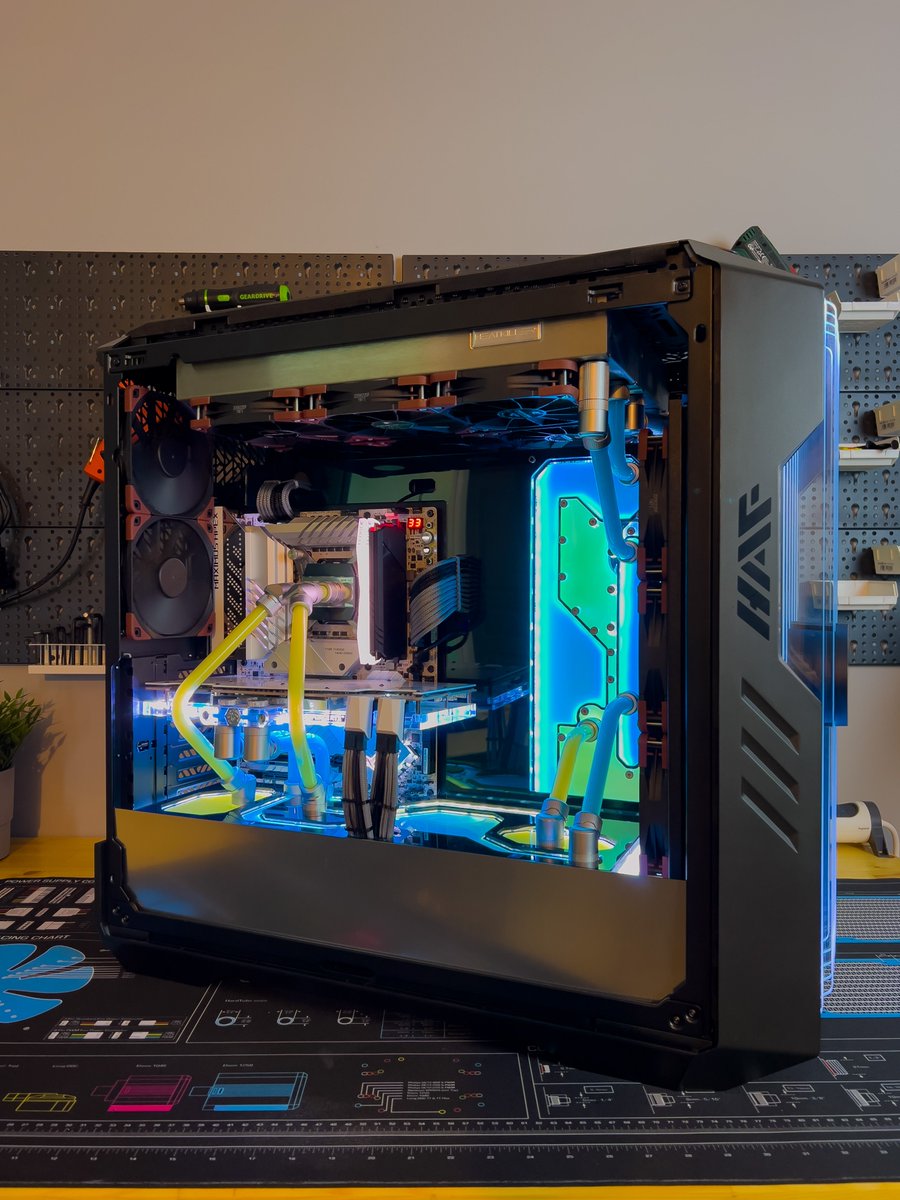 😍Look at this cool PC build built by <a href="/LiquifyMods/">LiquifyMods</a> 

📷 <a href="/LiquifyMods/">LiquifyMods</a> 

#pcbuild #overclocker #overclock #tforce #ddr5