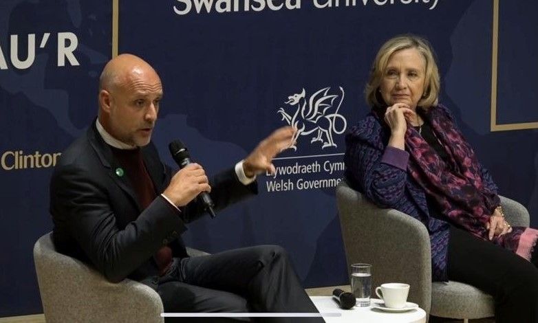 At Leadership for Future Generations hosted by @SwanseaUniversity, I had the privilege to discuss key industry topics with <a href="/HillaryClinton/">Hillary Clinton</a> former US Secretary of State, <a href="/BillClinton/">Bill Clinton</a>  former US President &amp; Mark Drakeford <a href="/PrifWeinidog/">Eluned Morgan</a>  Welsh First Minister
f.io/gTXpMGQ4