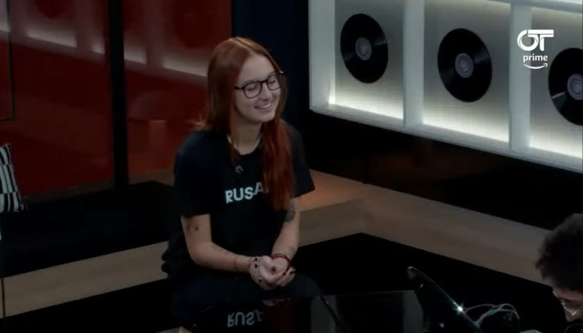 eurovisir's tweet photo. Que Ruslana sea ucraniana y en su camiseta se lea "rusa" es súper camp.

#OTDirecto21N https://t.co/mDAnqLXvXu