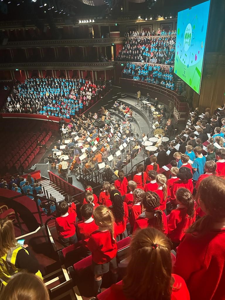 ChelmsDiocEd's tweet photo. Yesterday, on #WorldChildrensDay, pupils from some of our schools sang at the #EarthWonderConcert in support of @barnardos

They had a wonderful time and loved singing on stage at @RoyalAlbertHall accompanied by @royalphilorch! 

#EarthWonder #Barnardos #YoungSupporters https://t.co/FWHkgxZseU