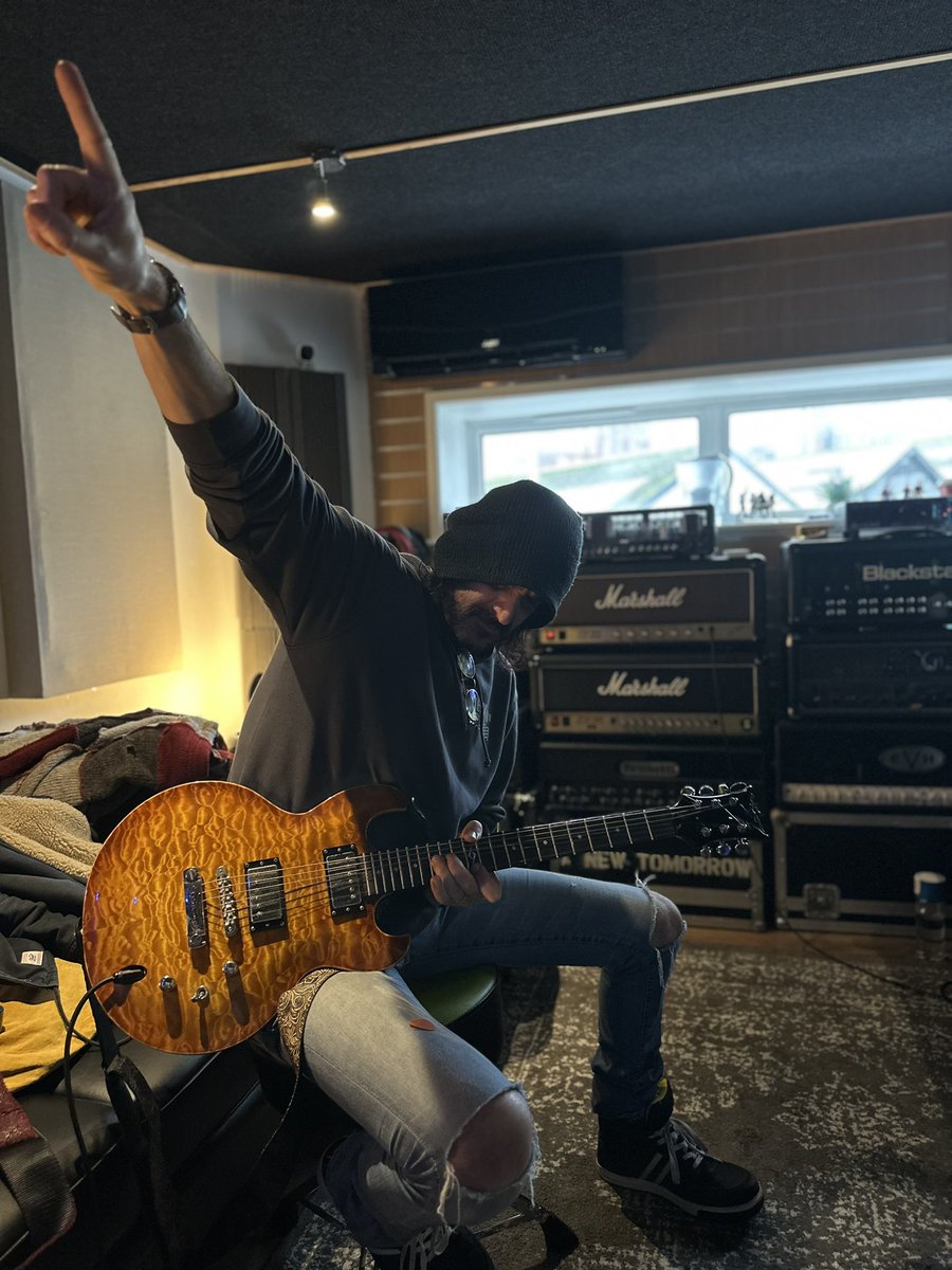 “If you can just record me pointing, it’ll be a great album”
.
#recording #roguestudios #recordingstudio #rockstar #rock #guitar #guitarist #frontman #southernrock #lafamilia #outlaw #theoutlaworchestra #diamondguitar