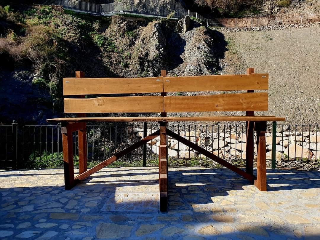 💚Árchez se suma a la 'Ruta de Bancos Gigantes'. La localidad de la Axarquía Costa del Sol ha instalado una impresionante estructura de madera hecha a mano de 4 metros de longitud y 2,3 metros de altura.
#AxarquíaCostadelSol #axarquia