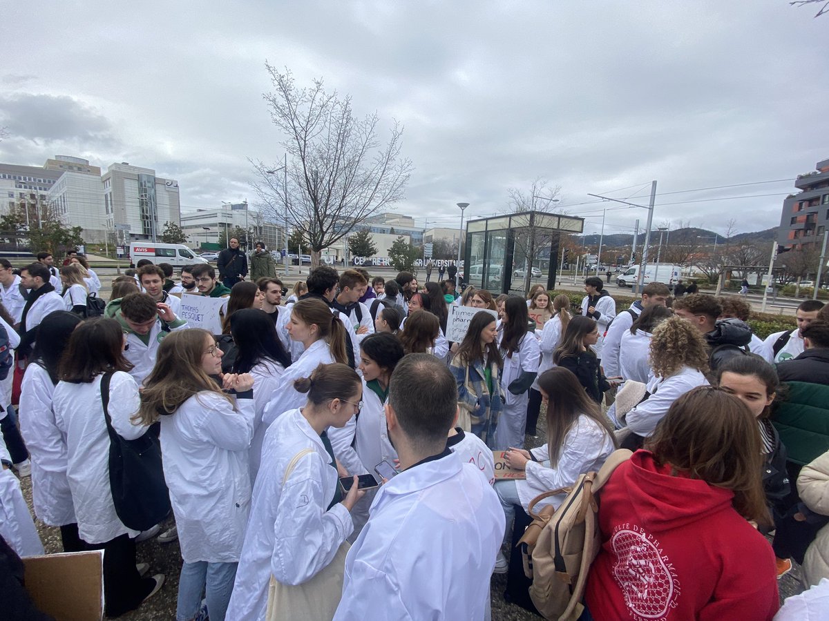 EleanorBlot's tweet photo. En direct de la mobilisation à Clermont-Ferrand 📍

Les étudiants sont plus motivés que jamais à faire entendre leur voix au sujet de la #R3C

@Bloc_sante @La_FEDEA 

#R3CMobilisonsNous https://t.co/c8z3Ridb5q