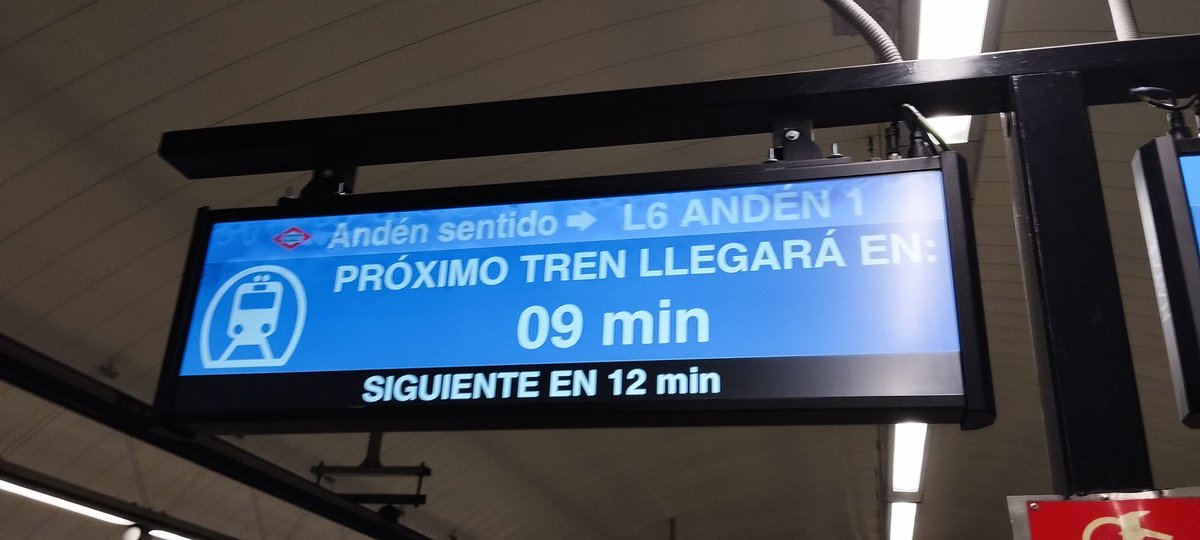 pocalise's tweet photo. A las 11:35 de la mañana de un martes laborable. No es admisible, @metro_madrid, @ComunidadMadrid https://t.co/MTaZGL0POE