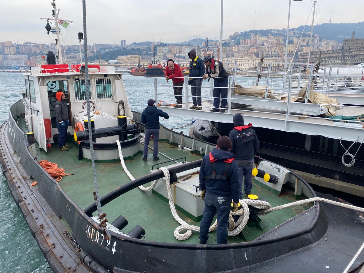 Iniziato oggi il rientro al Porto Antico dell'Isola delle chiatte. Riapertura al pubblico prevista in tempo per Natale! 
portoantico.it/in-porto-antic…