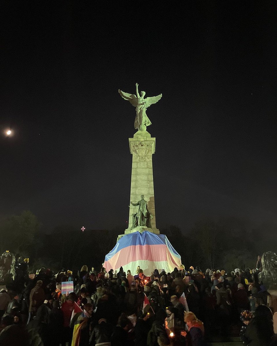 OrgaSoliTrans's tweet photo. À Montréal, des centaines de personnes à la Marche du souvenir trans🕯️🏳️‍⚧️ #TDoR

Un seul mot d'ordre : « rendre hommage à tous ceux qui nous ont été enlevés par la haine anti-trans et l’(in)action des gouvernements capitalistes ». https://t.co/bZ6AUmhCcF