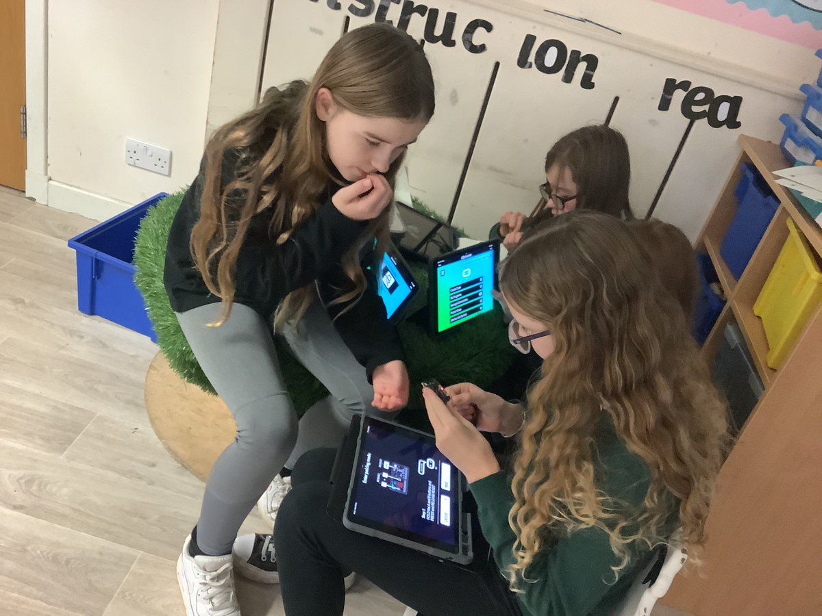 stmargaretsps's tweet photo. #P7U were using the micro-bits in Digital Learning . #digimargs https://t.co/OyQVH5BflP