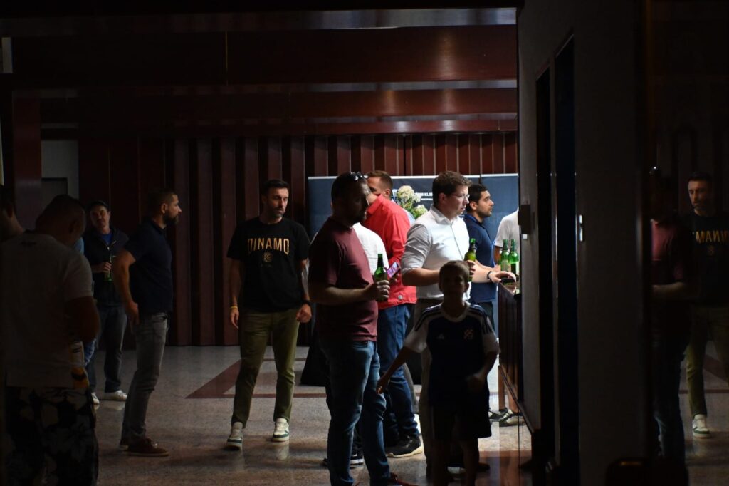 🍸🍹🍡🏀 Na derbiju Dinama i Zadra organizirano i poslovno druženje “Meet and Greet”: Uživajte u odličnom društvu, sjajnoj ponudi i napetoj utakmici

ℹ️ Više na tinyurl.com/5n826kfa