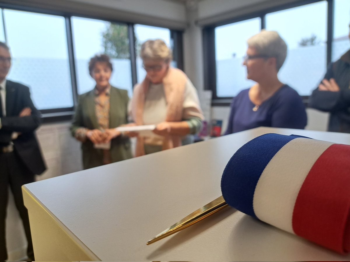 LPNews_OCC's tweet photo. A #Nailloux, en Haute-Garonne, #LaPoste, les élus de la commune et la présidente de la #CDPPT inaugurent le nouveau bureau de poste.
Une construction modulaire innovante au service des Naillousains, contribuant au dynamisme du cœur de ville.
#EngagéePourVous https://t.co/5LbLb2fBZn