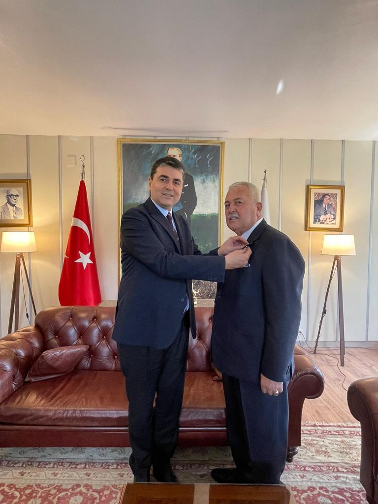 cenginyurt52's tweet photo. Demokrat Parti,Yerel seçimlere Kırat logosu ile giriyor.
Hatay Dörtyol İlçesi, 2014-2019   Belediye Başkanı  Yaşar Toksoy'a,Genel Başkanımız @DpGultekinUysal
Kırat rozeteni takdim etti.
Partimize katılan Toksoy hoş geldiniz.
Dörtyol,Sağduyunun kalesi olacaktır.
Hayırlı olsun. https://t.co/OGlQjeCmiN