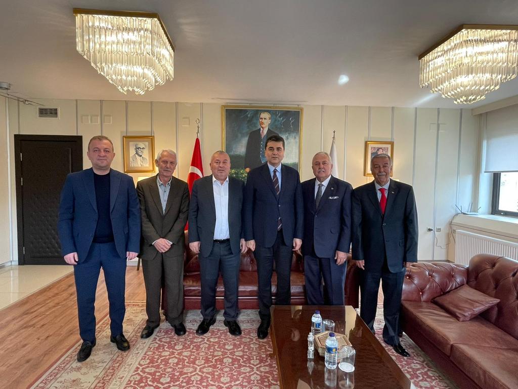 cenginyurt52's tweet photo. Demokrat Parti,Yerel seçimlere Kırat logosu ile giriyor.
Hatay Dörtyol İlçesi, 2014-2019   Belediye Başkanı  Yaşar Toksoy'a,Genel Başkanımız @DpGultekinUysal
Kırat rozeteni takdim etti.
Partimize katılan Toksoy hoş geldiniz.
Dörtyol,Sağduyunun kalesi olacaktır.
Hayırlı olsun. https://t.co/OGlQjeCmiN
