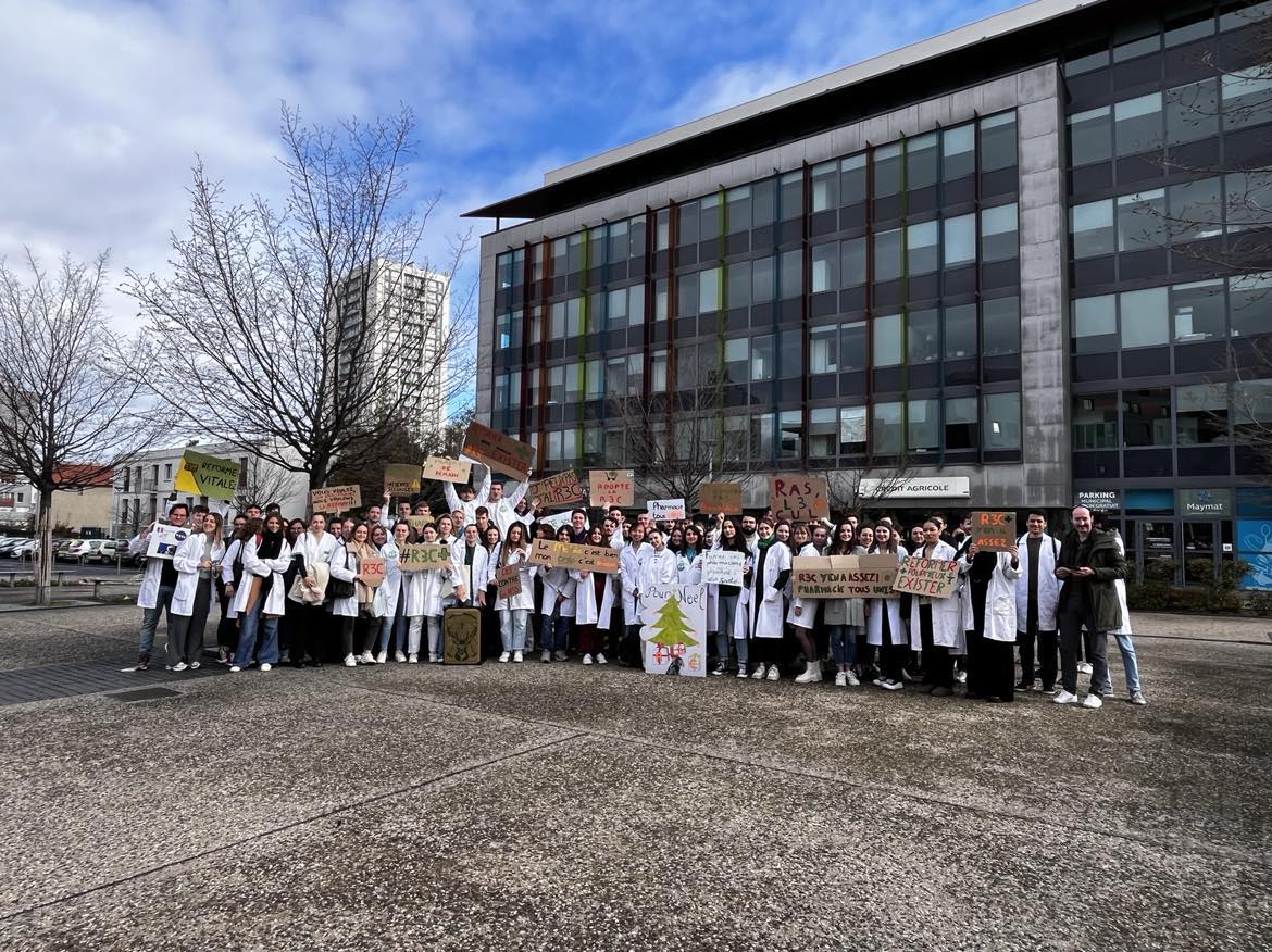 Les étudiants de la faculté de pharmacie de Clermont-Ferrand se mobilisent aujourd'hui pour la #R3C #R3CMobilisonsNous
<a href="/Pharma_ANEPF/">ANEPF Pharmacie</a>