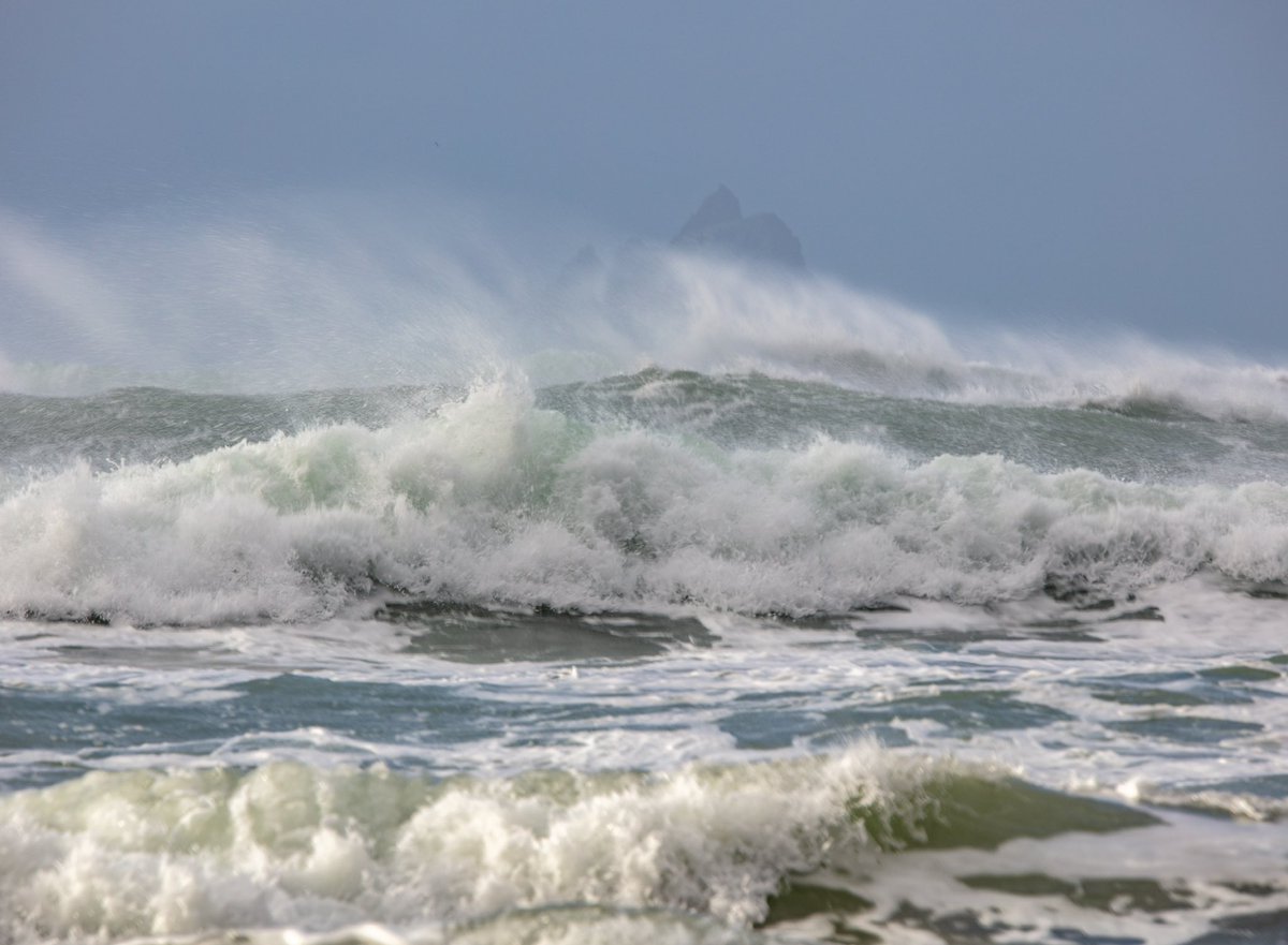 Big swell St Finian’s Bay. The Skelligs barely visible in the background. @WeatherRTE @wildatlanticway @discoverirl