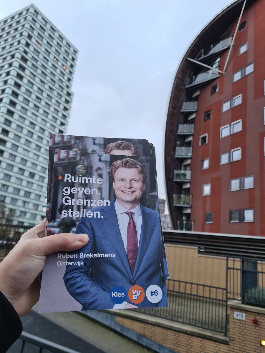 Na vele weekenden flyeren nu ook mijn buurt, het #Paleiskwartier, langsgeweest! Goede gesprekken  met buurtgenoten gevoerd over wat de <a href="/VVD/">VVD</a> voor hen nu betekent, maar ook nog voor hen kan betekenen. 

Nu op naar een spannende dag morgen; vergeet niet te stemmen!
#verkiezingen2023