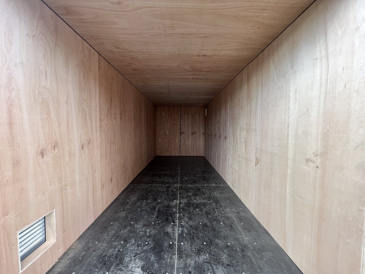 This 20ft tunnel was modified with ply lining and two vents for extra air flow and ventilation. The addition of the vents was necessary to meet the storage requirements for this engineering company. 🙌📦
 
Get in touch today: clevelandcontainers.co.uk
 
#WeBoxClever #ClevelandCan