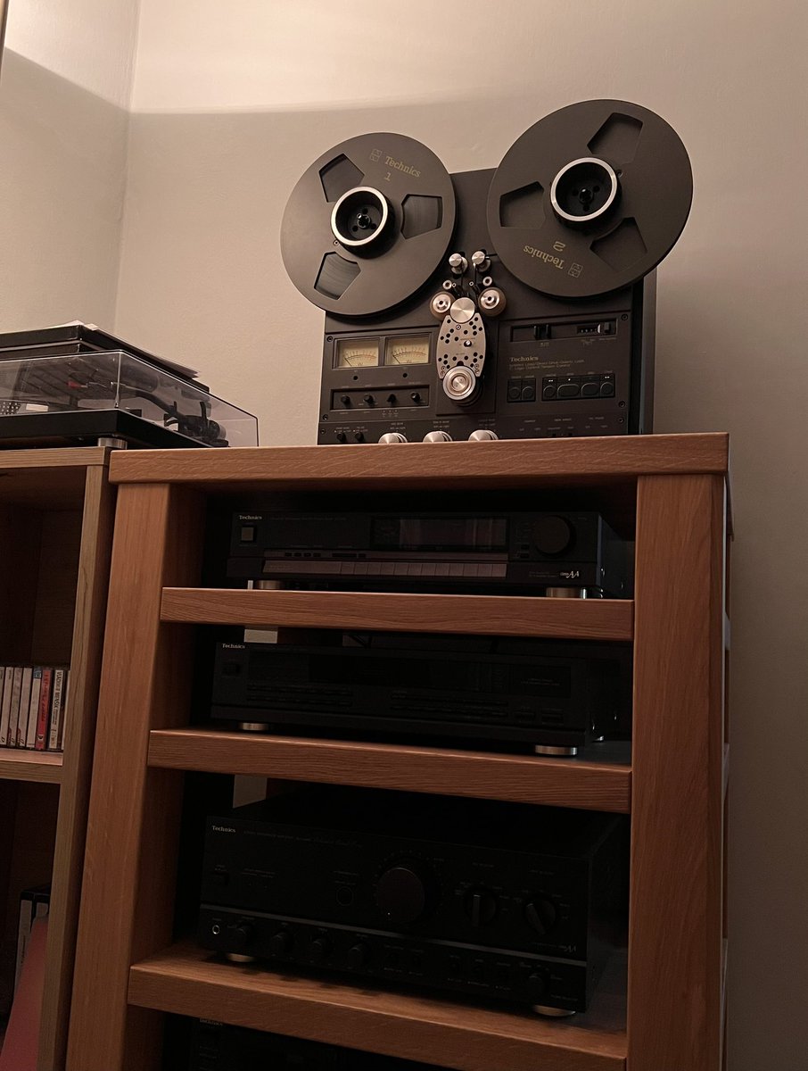 Problem solved. Reel-to-reel deck is so heavy I had to put it on solidwood rack. Sorry for a new place, turntable 🙂
#technics #reeltoreel