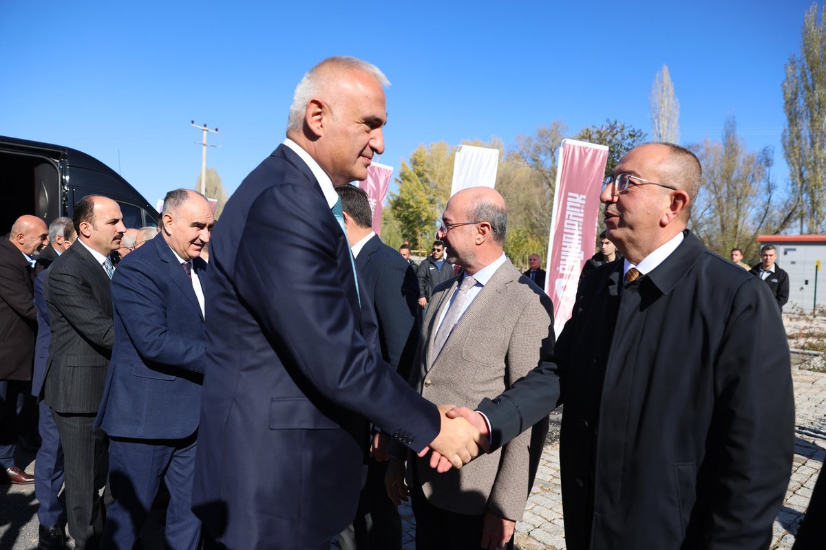 MustafaKavus's tweet photo. Kültür ve Turizm Bakanımız Sn. @MehmetNuriErsoy'un katılımıyla Çatalhöyük Ziyaretçi Karşılama Merkezi'nin açılışını gerçekleştirdik.

Şehir turizmimiz açısından büyük öneme sahip karşılama merkezini bölgeye kazandıran Konya Büyükşehir Belediye Başkanımız @u_ibrahim_altay'a ve tüm emek verenlere teşekkür ederim.

Hayırlı olsun.