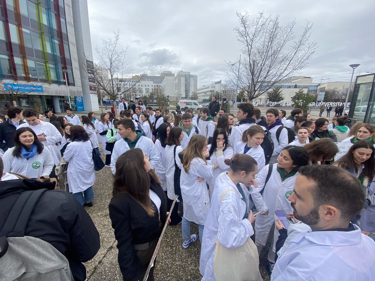 1️⃣2️⃣0️⃣ étudiants dans la rue à Clermont-Ferrand !

Et ce n’est que le début d’une mobilisation dans toute la France 🐍✊

<a href="/Sante_Gouv/">Ministère de la Santé et de l'Accès aux soins</a> <a href="/sup_recherche/">Ministère Enseignement supérieur et Recherche</a> vous attendez quoi ?