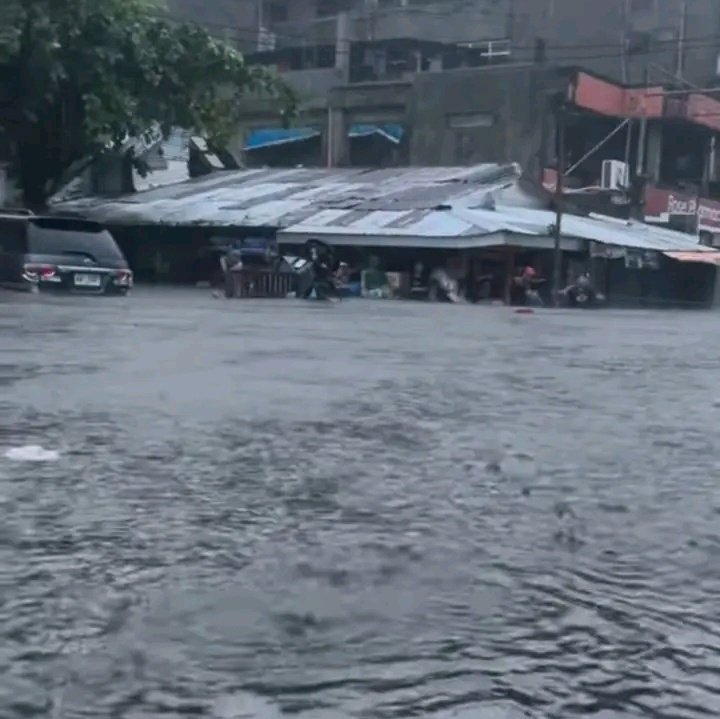 zqxlykme's tweet photo. BULIG PARA SA NORTHERN SAMAR‼️

Northern Samar is currently grappling with severe flooding. I would like to share a few images I came across on the Facebook app to raise public awareness about the situation. BULIG‼️

#NorthernSamarNeedsHelp
#CatarmanNeedsHelp
#NorthernSamar https://t.co/1fCAP3QFog