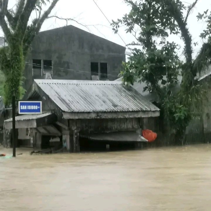 zqxlykme's tweet photo. BULIG PARA SA NORTHERN SAMAR‼️

Northern Samar is currently grappling with severe flooding. I would like to share a few images I came across on the Facebook app to raise public awareness about the situation. BULIG‼️

#NorthernSamarNeedsHelp
#CatarmanNeedsHelp
#NorthernSamar https://t.co/1fCAP3QFog