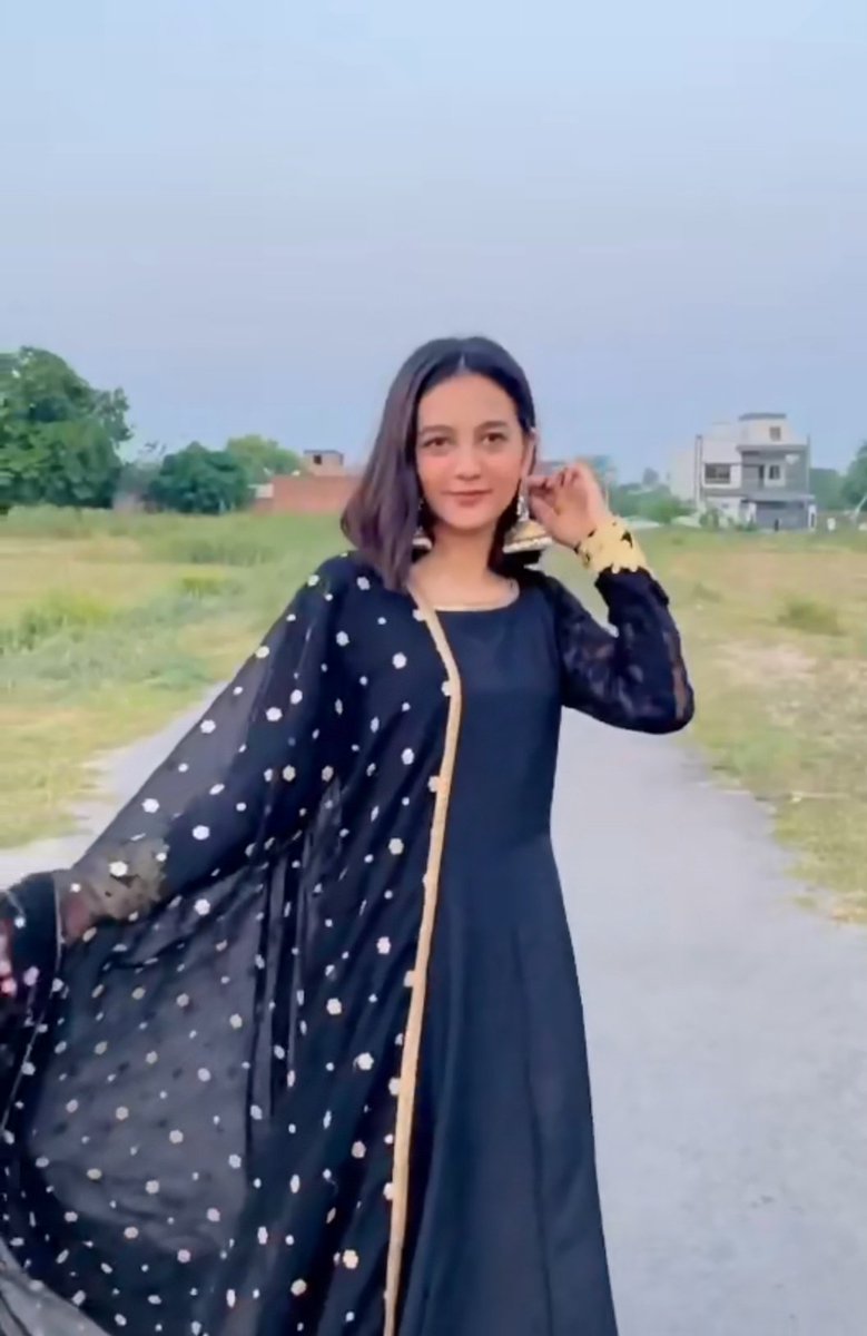 मेरी पूरी कोशिश रहती हैं कि कोई मुझे पसंद न करें ।☺️☺️☺️इसलिए ट्वीट के साथ फोटो लगा देती हूं ?