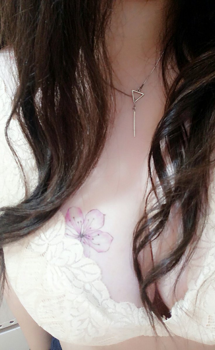 ye_99_'s tweet photo. 以前就很会欣赏自己的胸了😌
#胸 #乳 https://t.co/VvWhyIK2Gf