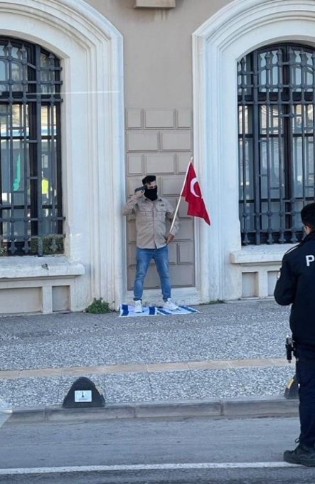 volkan_giritli's tweet photo. İzmir'de İsrail bayrağına basıp başına silah dayayan şahıs Pakistanlı imiş.
Türkiye'ye gelen bir Pakistanlı nasıl silah sahibi olur, necip Türk medyası bunu sorgulamak yerine protesto eylemine odaklanmış.
Tehlikenin ne zaman farkına varacaksınız? Silahlı Afganlar Pakistanlılar evinizi basıp ailenize silah doğrultunca mı?
#ülkemdesığınmacıistemiyorum