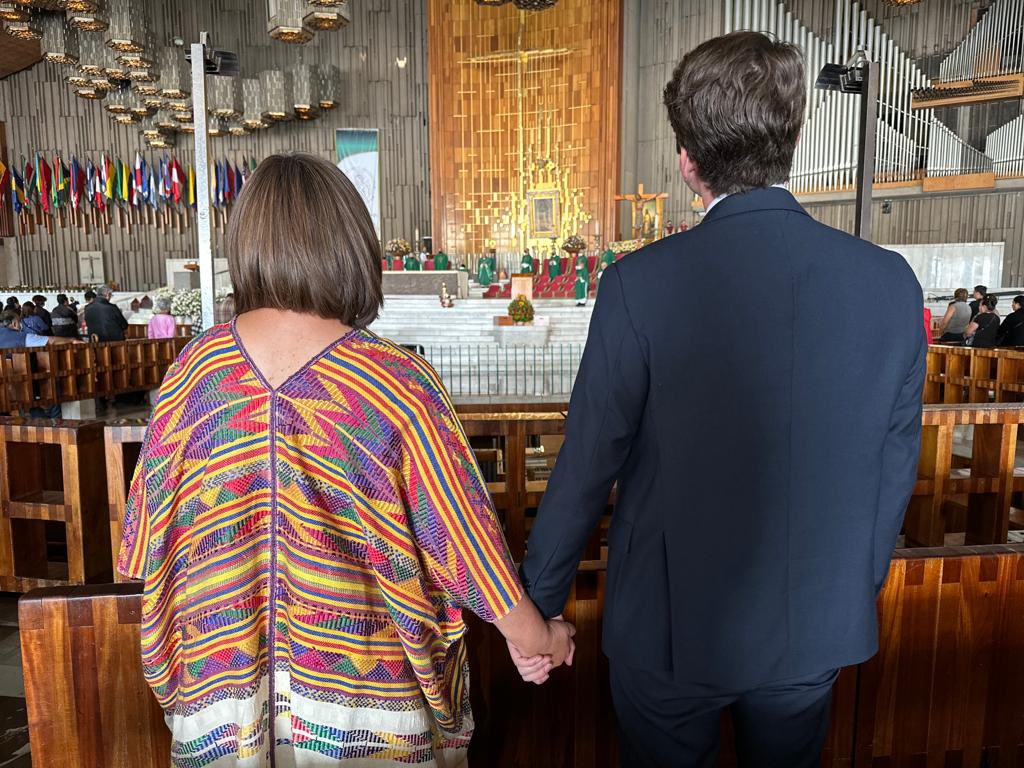 <a href="/EVerastegui/">Eduardo Verástegui</a> Mira lo que tenemos aquí Eduardo, a dónde fue a dar la chamana abortera. Cínica