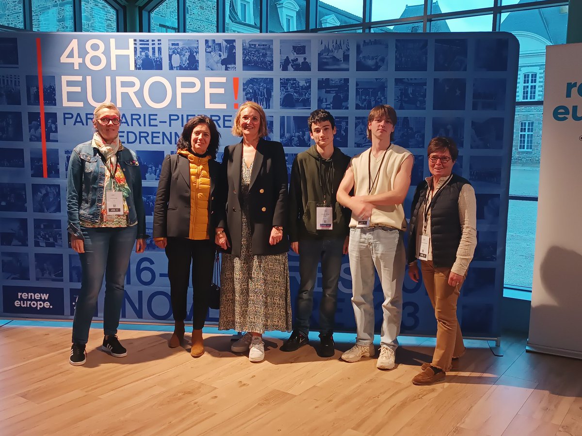Frederic_SAUTON's tweet photo. Ce jeudi 16 novembre,des jeunes du @lyceejarennes a participé à #48h_europe organisé par la députée européenne @MariePierreV 
Ce temps a été l'occasion de simuler le travail en commission sur des thèmes européens : expérience très enrichissante 
Merci pour cette initiative https://t.co/i6QMYtxXnE