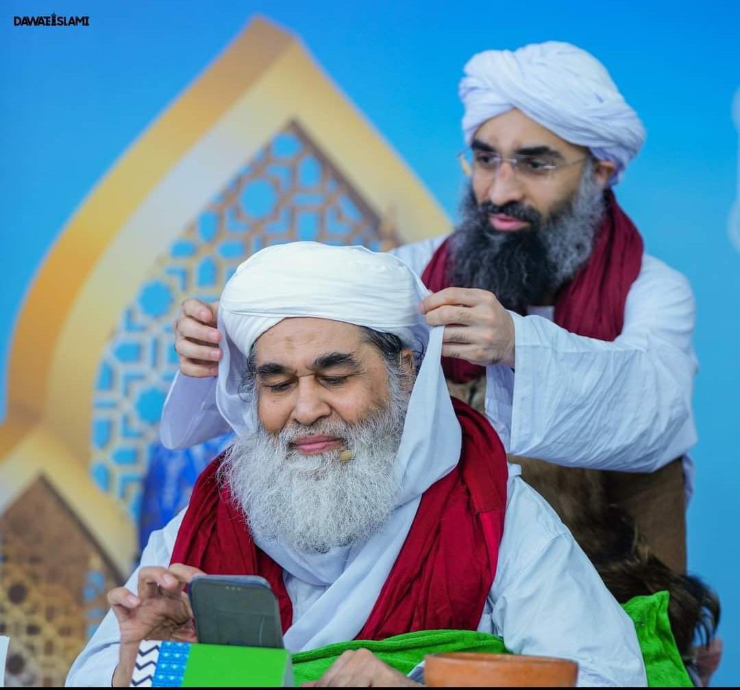 ولئ کامل ، پیرِ کامل امیرِ اہلسنّت مولانا محمد الیاس قادری 
اللّٰہ میرے پیر و مرشد کو درازئ عمر بالخیر عطا فرمائے آمین

#Dawateislami