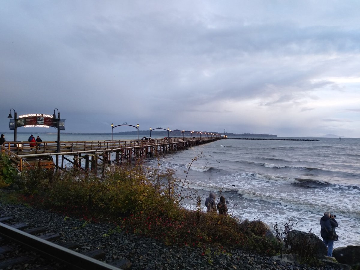 VanCity_Chic's tweet photo. Wind and waves at White Rock Pier 💨💨 https://t.co/uq3wihZp1L