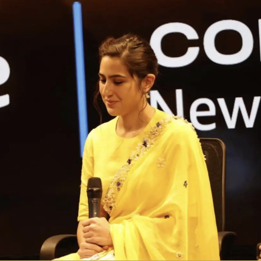 4annipie's tweet photo. finally serving in a saree omg do photoshoots pls @SaraAliKhan https://t.co/cklUZrTT2y