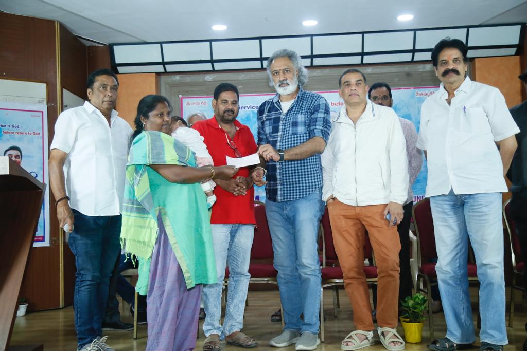 manamsaitham's tweet photo. #మనంసైతం  కుటుంబం నుంచి సర్వశ్రీ.దిల్ రాజు,దాము,ప్రసన్న,రామసత్యనారాయణ వంటి పెద్దల చేతులపై సాయం చేసాం బాస్!
*కనకదుర్గమ్మ*  దయతో 
చేతనైన సాయం కోసం ఎప్పుడైనా,ఎక్కడైనా,
ఎవరికైనా ..*మనం సైతం*
Facebook link
https://t.co/cEWdjaFX0n
#Manamsaitham #Kadambarikiran 
#DilRaju https://t.co/x1zgapbVph