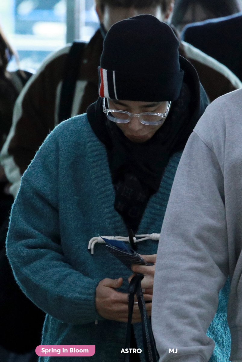 bloom_940305's tweet photo. 🌸231121 출국
울 명준 일본가서 봐용><🫶🏻💕
#아스트로 #ASTRO #MJ #엠제이 #김명준 @offclASTRO https://t.co/8yF12WNAC0